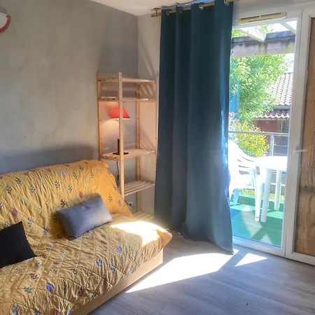 Maisonnette Dans Village Canape Convertible , 1 Lit Et Mezzanine ,draps En *